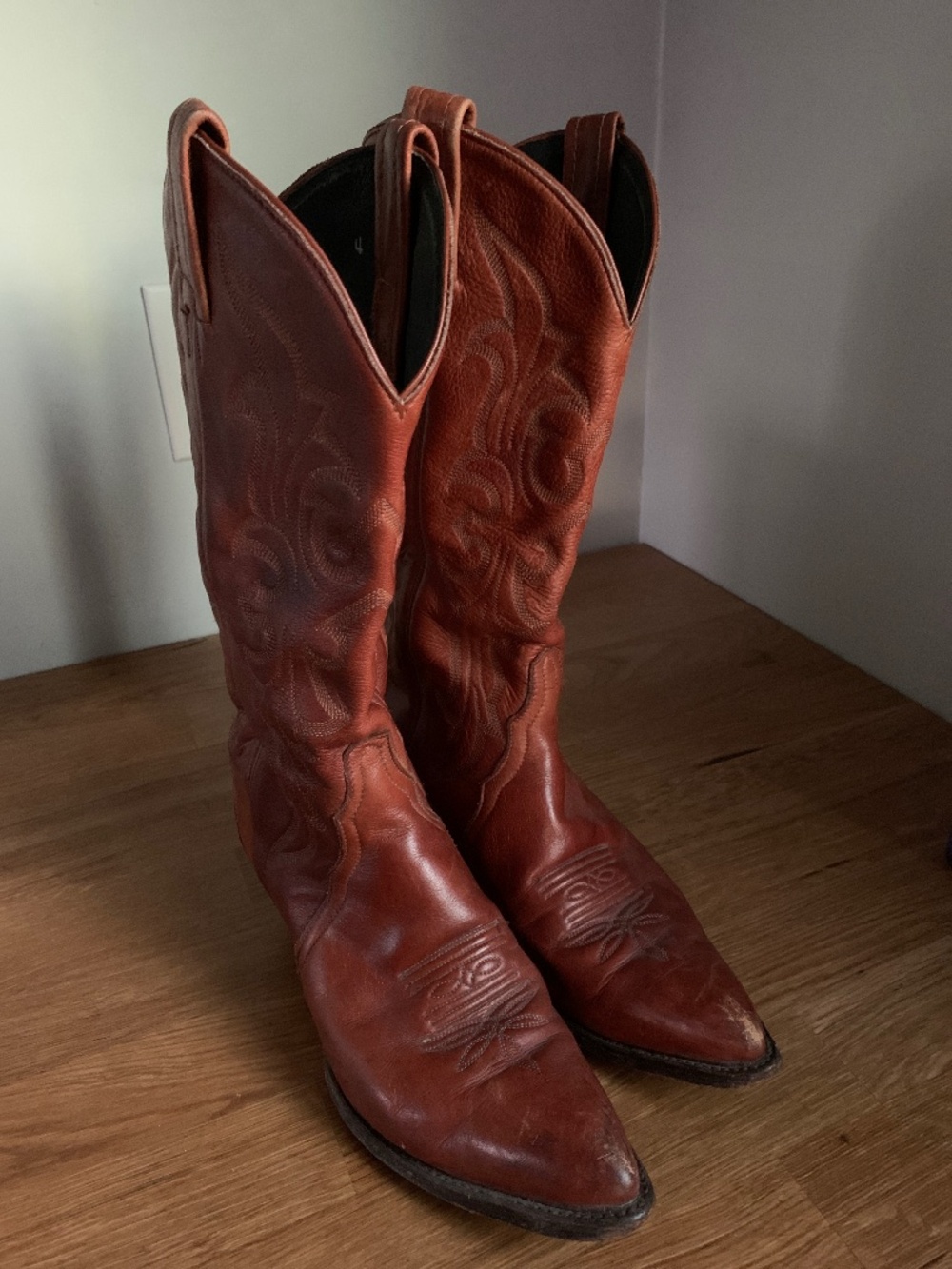 Beautiful chestnut brown Tony Lama cowboy boots - Size 7